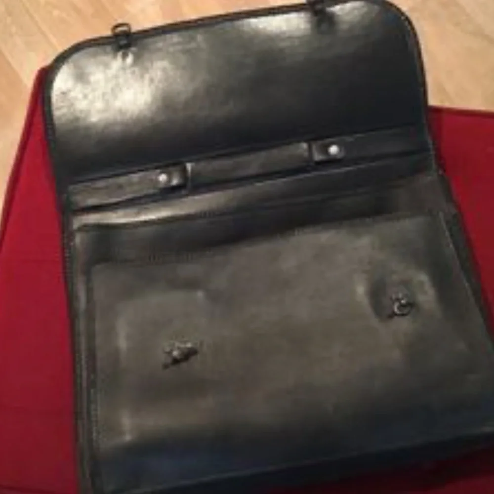 Real stingray one of a kind briefcase with gun holster & matching Flask 🔫